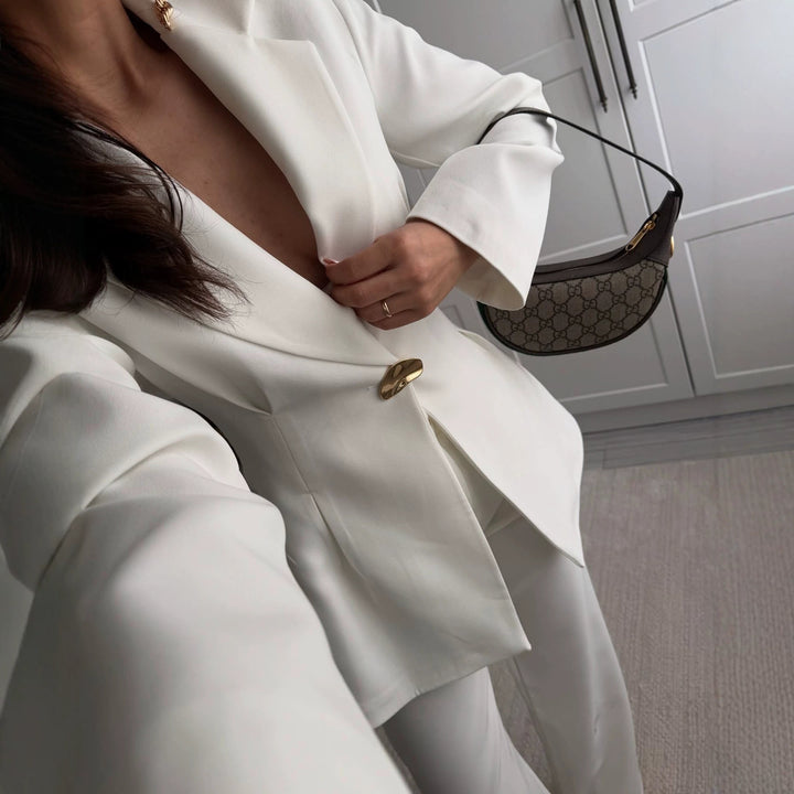 Damen Taillierter Longblazer mit goldener Statement-Schnalle Echoarchiv