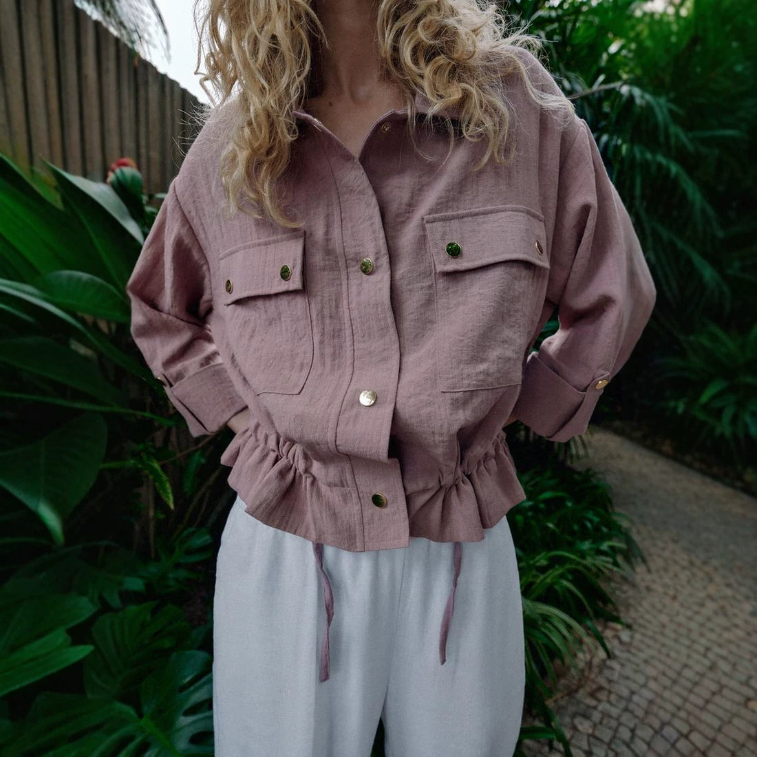 Damen Cropped-Utility-Jacke mit Tunnelzug, Pattentaschen und Umschlagärmeln Echoarchiv