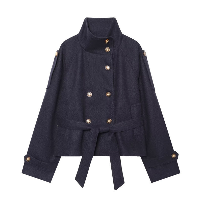 Damen Kurzjacke im Boxy-Cut mit hohem Stehkragen, Taillengürtel und Zierknopfleiste Echo Archiv