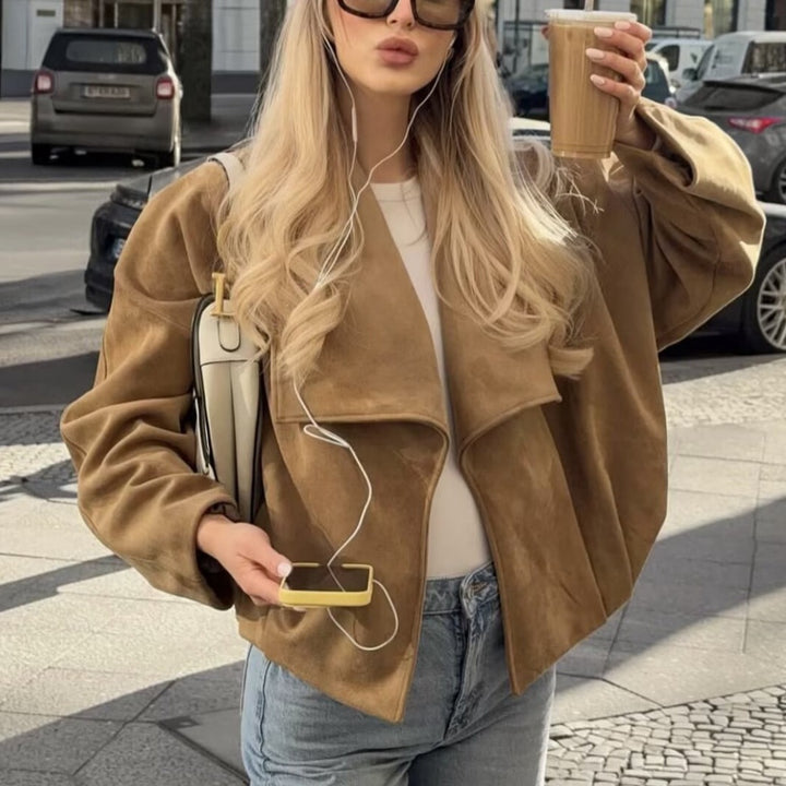 Damen Kurze Oversize Jacke aus Veloursimitat mit weitem Schalkragen Raglanärmeln und gerafftem Saum Echo Archiv