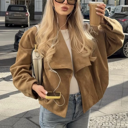 Damen Kurze Oversize Jacke aus Veloursimitat mit weitem Schalkragen Raglanärmeln und gerafftem Saum Echo Archiv