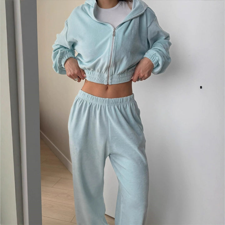 Damen cropped Kapuzen-Zipjacke mit gerafftem Elastiksaum und hochtaillierter Relax-Hose aus softem Sweat – Auréline