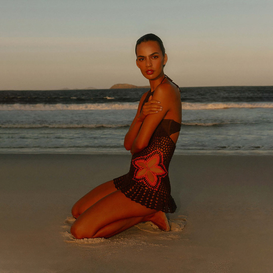 Damen gehäkelter Strandüberwurf mit floralen Akzenten Echo Archiv