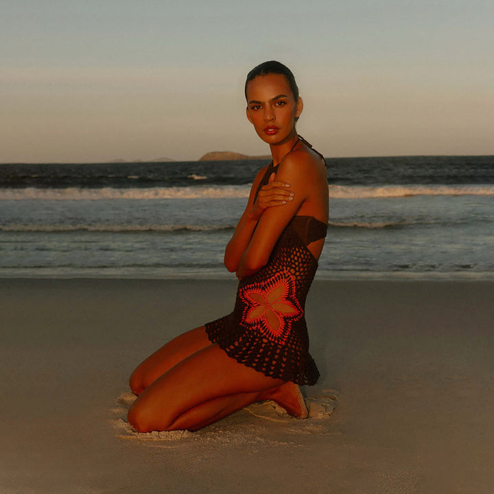 Damen gehäkelter Strandüberwurf mit floralen Akzenten Echo Archiv