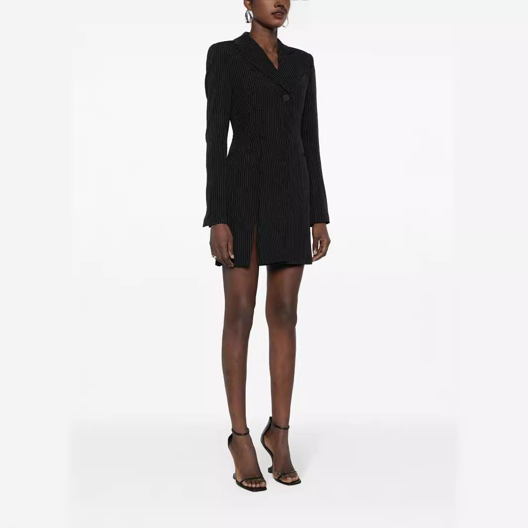 Damen Tailliertes Nadelstreifen-Blazerkleid mit Einreiher, Gehschlitz und schmaler Silhouette Echoarchiv