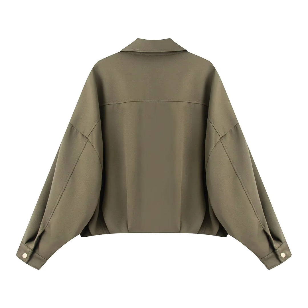 Damen cropped Overshirt-Jacke mit überlanger Ärmelpartie, großen Pattentaschen und verdeckter Druckknopfleiste – Célinea