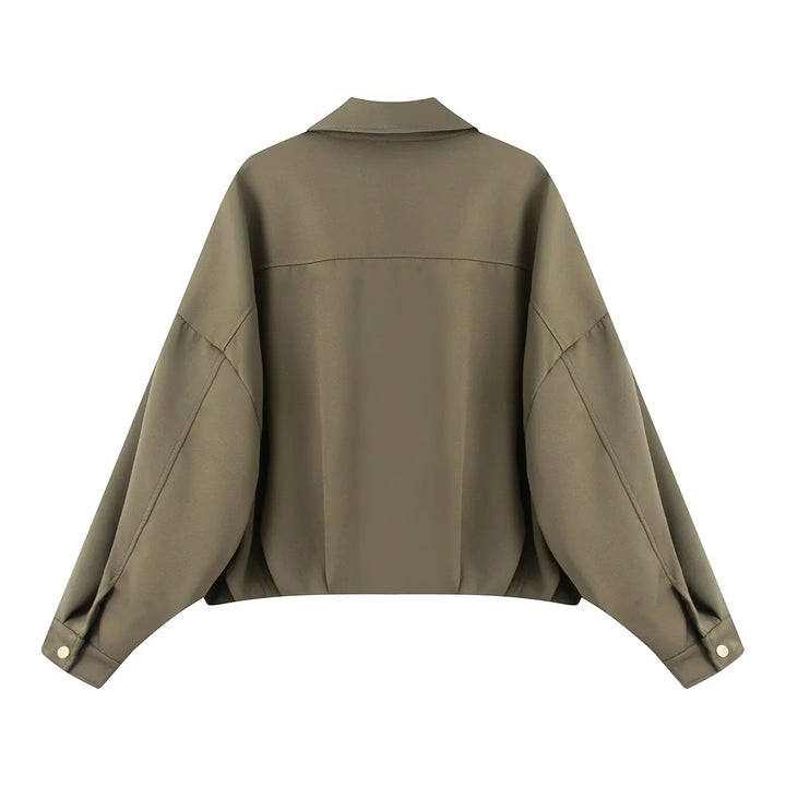 Damen cropped Overshirt-Jacke mit überlanger Ärmelpartie, großen Pattentaschen und verdeckter Druckknopfleiste – Célinea