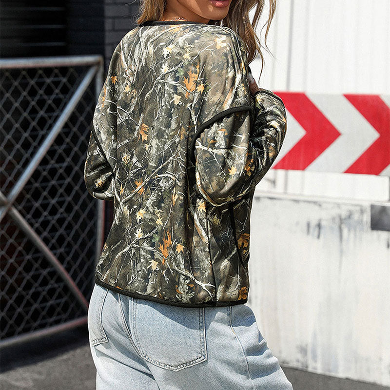 Damen Leicht gesteppte Camouflage-Jacke mit Rundhals, Kontrastpaspeln und aufgesetzten Taschen Echoarchiv