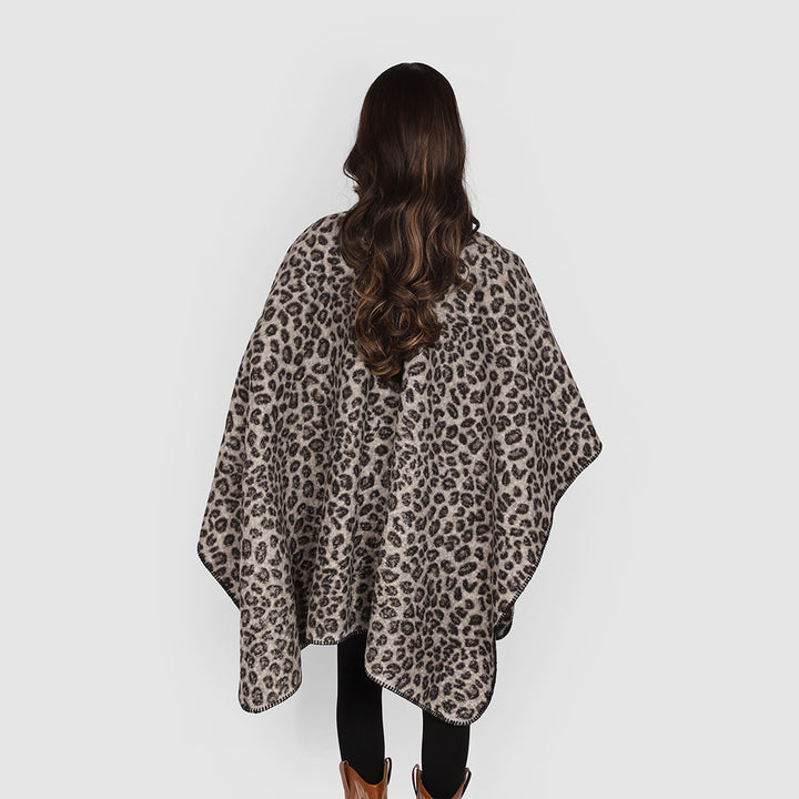 Damen Rechteckiger Wickel‑Ruana mit Leoparden‑Bouclé und feiner Kettelung – Avérine