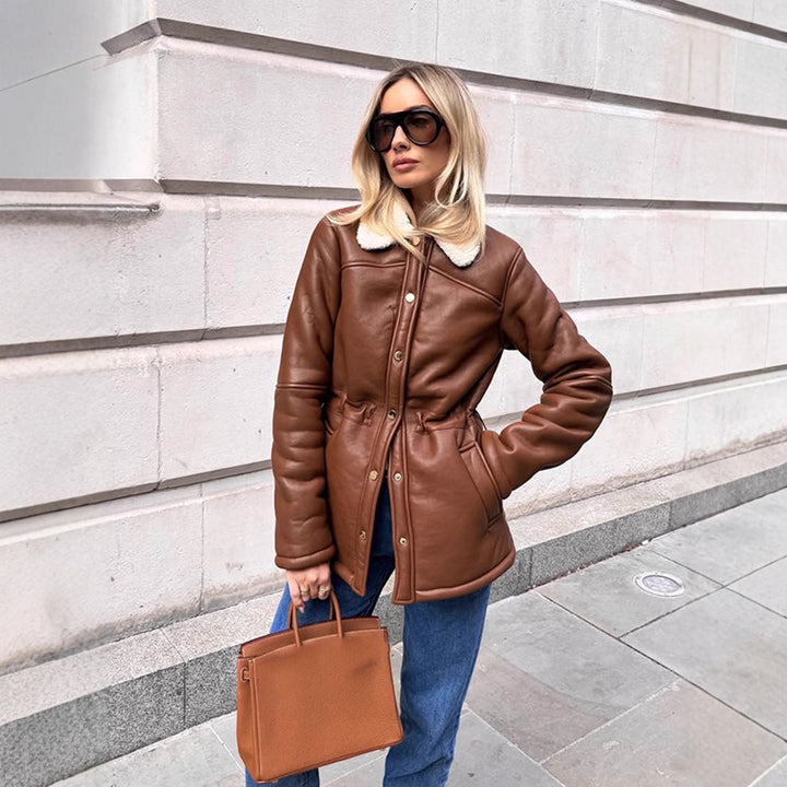 Damen Taillierte Lederimitatjacke mit Kordelzug, Teddykragen und Druckknopfleiste Echoarchiv