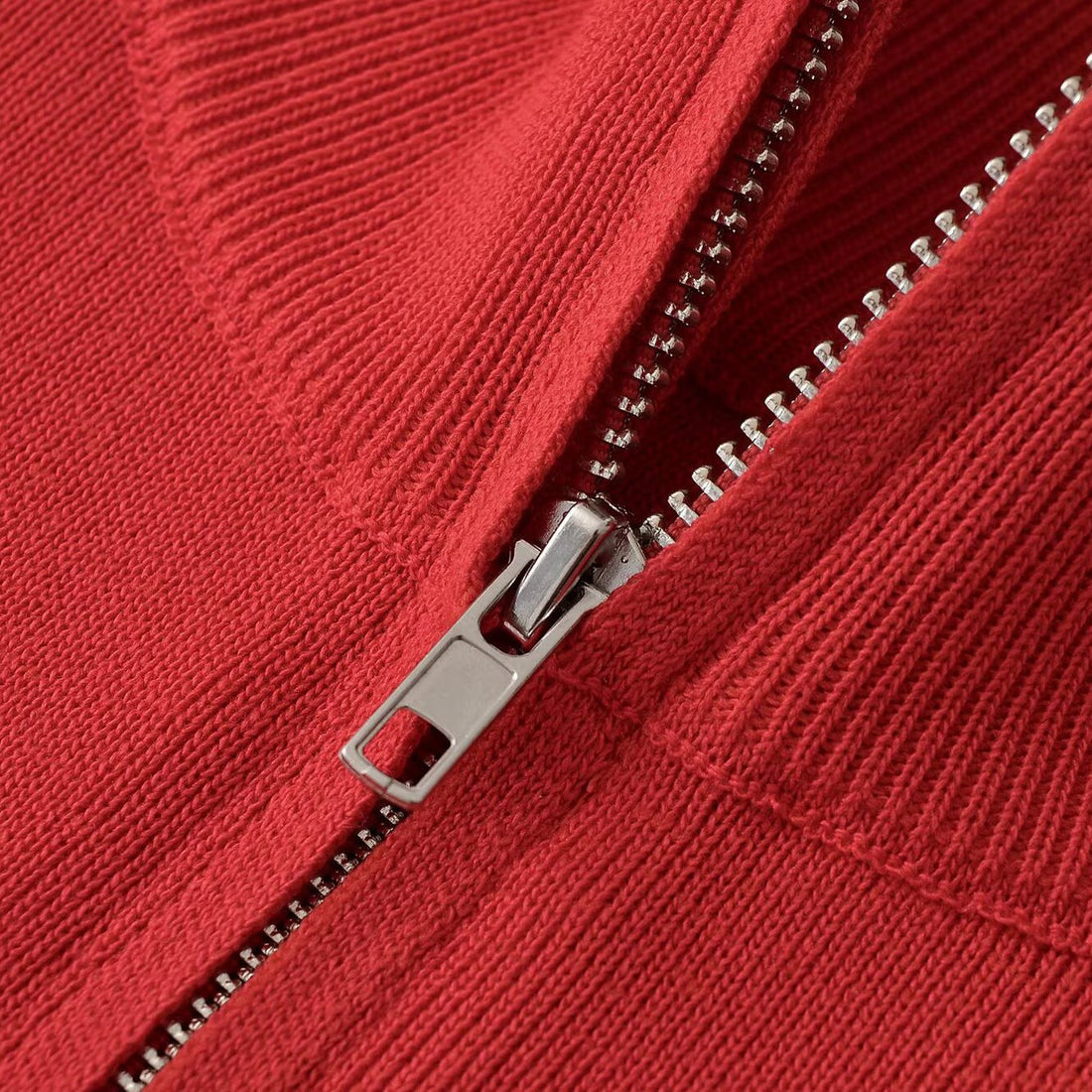 Damen Relaxter Halbzip-Feinstrickpullover mit Stehkragen und überschnittener Schulter Echoarchiv