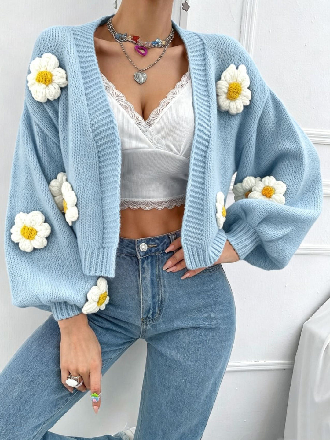 Damen Kurzgeschnittener Grobstrick-Cardigan mit 3D-Blütenapplikationen – Veloura