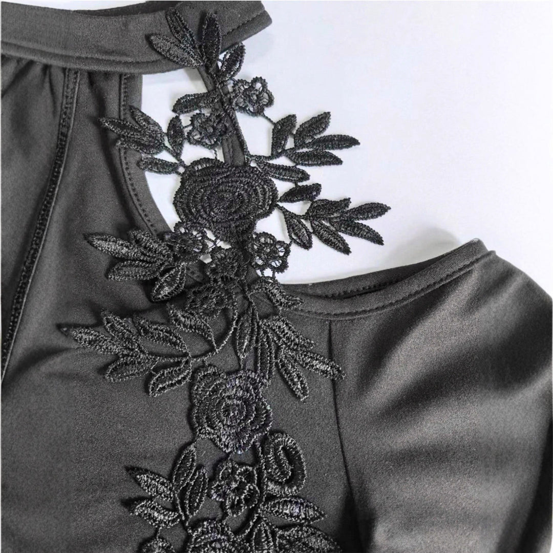 Damen nan schulterfreies Langarm-Top mit Chokerkragen, floralen Spitzenapplikationen und tailliertem Schößchen Echo Archiv