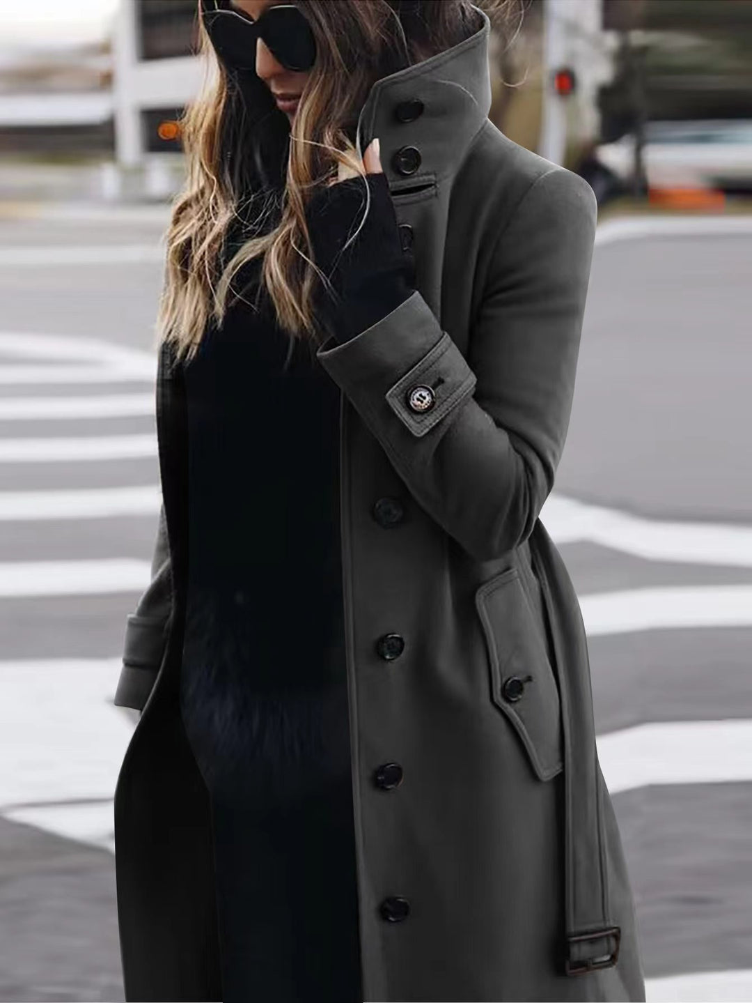 Damen Doppelreihiger Trenchcoat mit hohem Stehkragen, Taillengürtel und Manschetten-Detail – Montévia