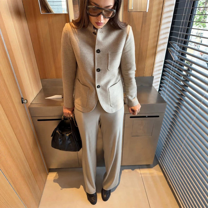 Damen Taillierte Jackenblazer aus Woll-Mix mit Stehkragen, geschwungener Saum und aufgesetzten Taschen Echoarchiv