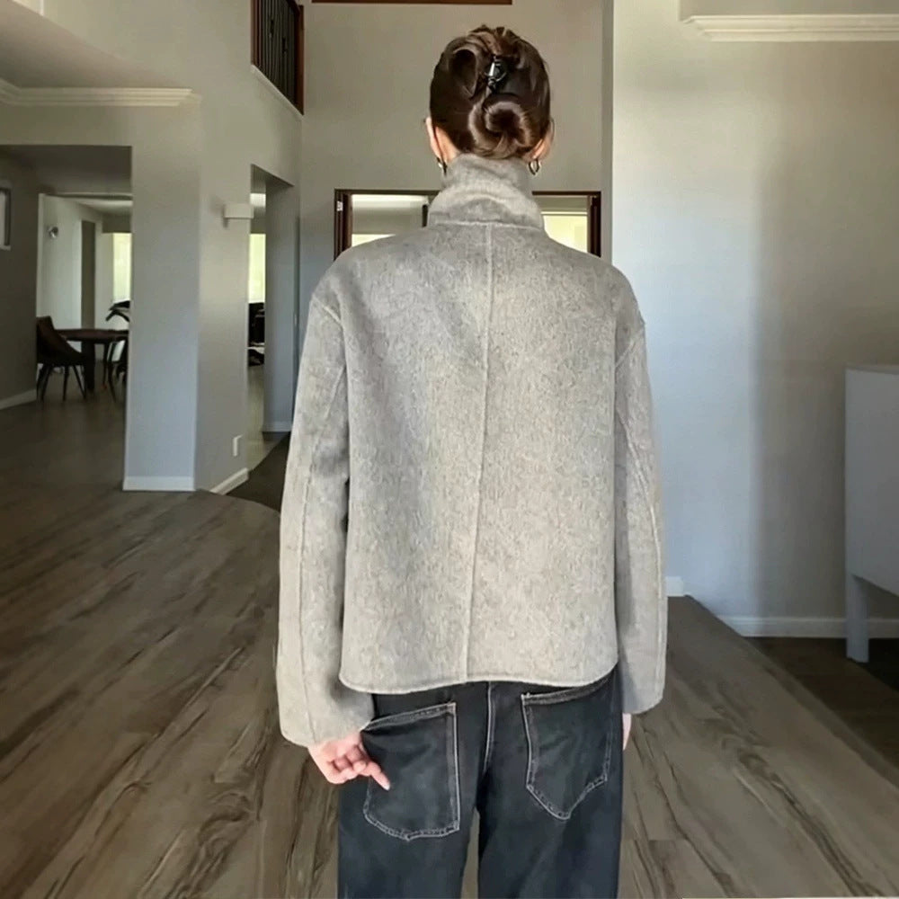 Damen Kurzer Wollmix-Mantel mit asymmetrischer Knopfleiste und hohem Stehkragen Echoarchiv
