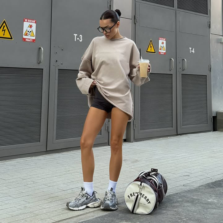 Damen ultraweites Relax-Sweatshirt mit ausgefransten Nähten und asymmetrischem Saum – Avérine