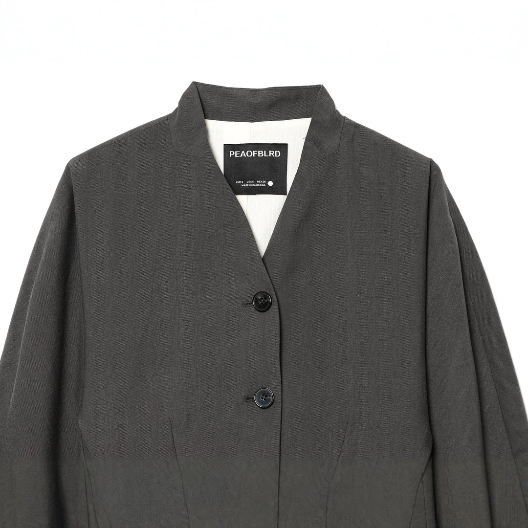 Damen taillierter Cropped-Blazer mit V-Ausschnitt, entwurfsnahtiger Formgebung und dreiknopfverschluss – Valéne