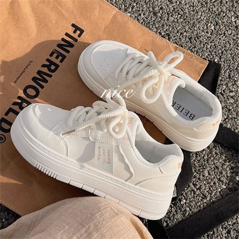 Damen Urbane Plateausneaker im Minimalstil mit gepolstertem Komfortkragen – Névara