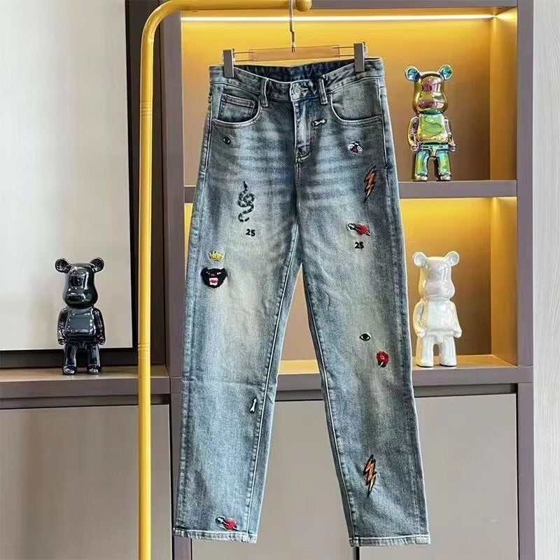 Damen lässige Jeans mit kreativem Stickdesign Echoarchiv