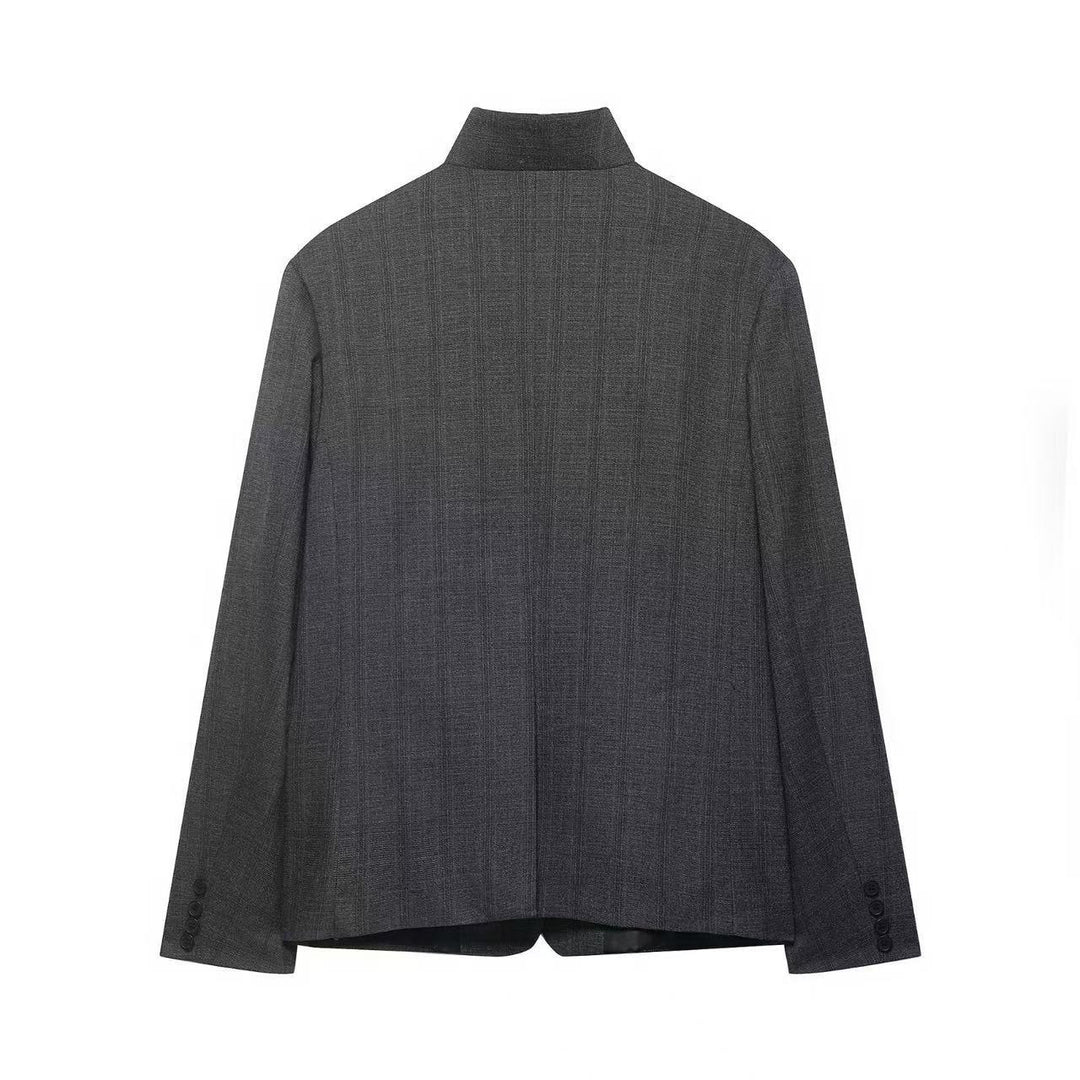 Damen Kurzblazer mit Stehkragen, asymmetrischer Knopfblende und Pattentaschen Echoarchiv
