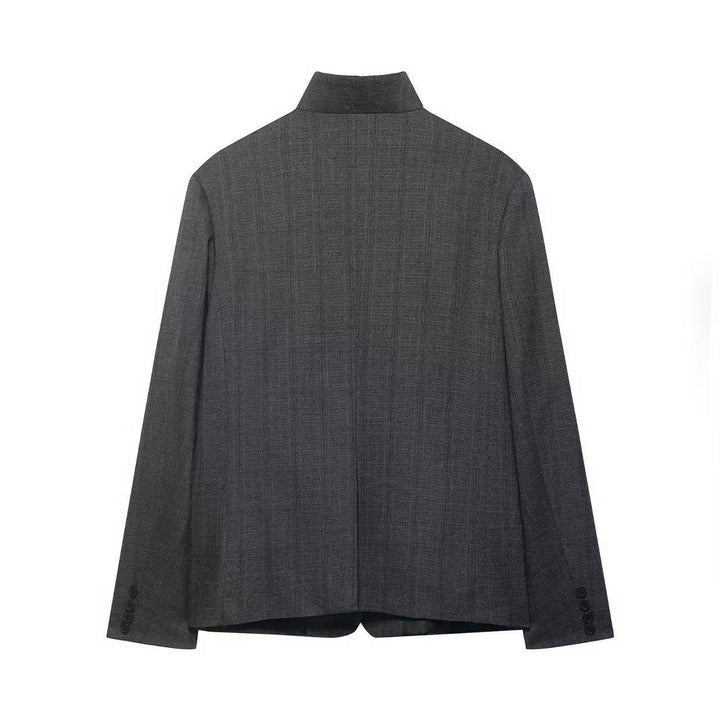 Damen Kurzblazer mit Stehkragen, asymmetrischer Knopfblende und Pattentaschen Echoarchiv
