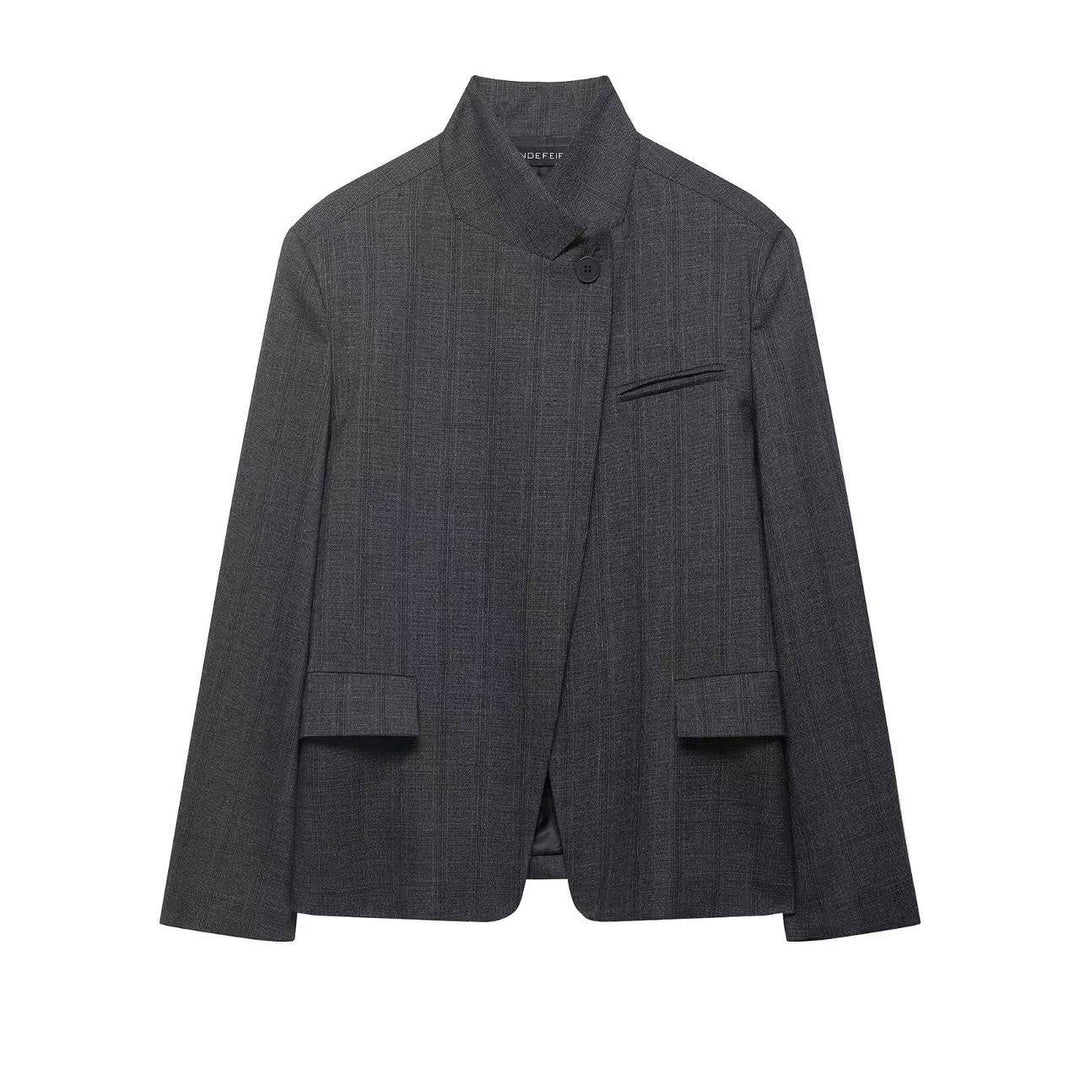 Damen Kurzblazer mit Stehkragen, asymmetrischer Knopfblende und Pattentaschen Echoarchiv