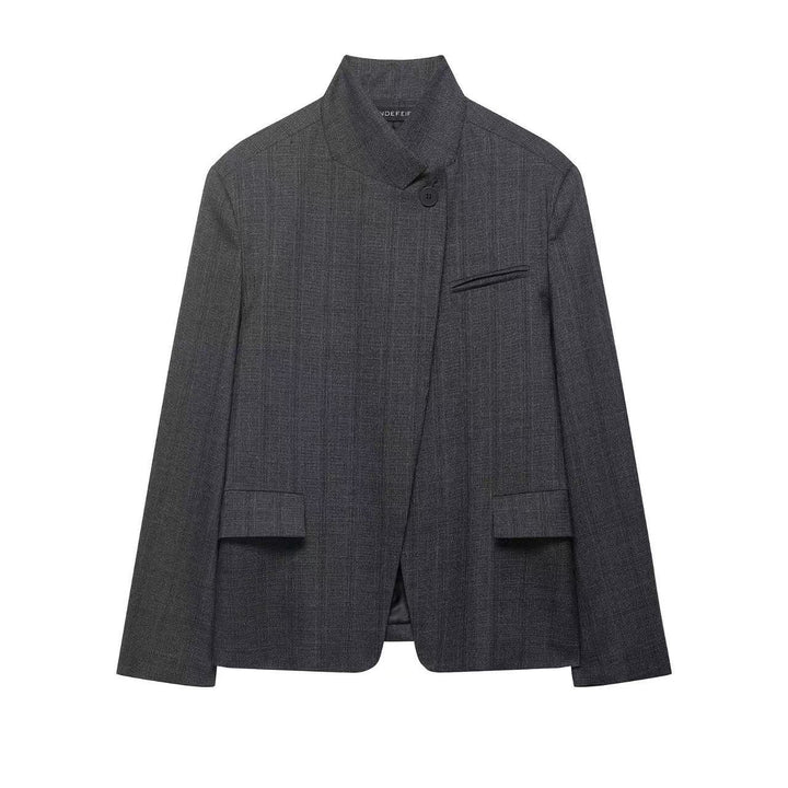 Damen Kurzblazer mit Stehkragen, asymmetrischer Knopfblende und Pattentaschen Echoarchiv