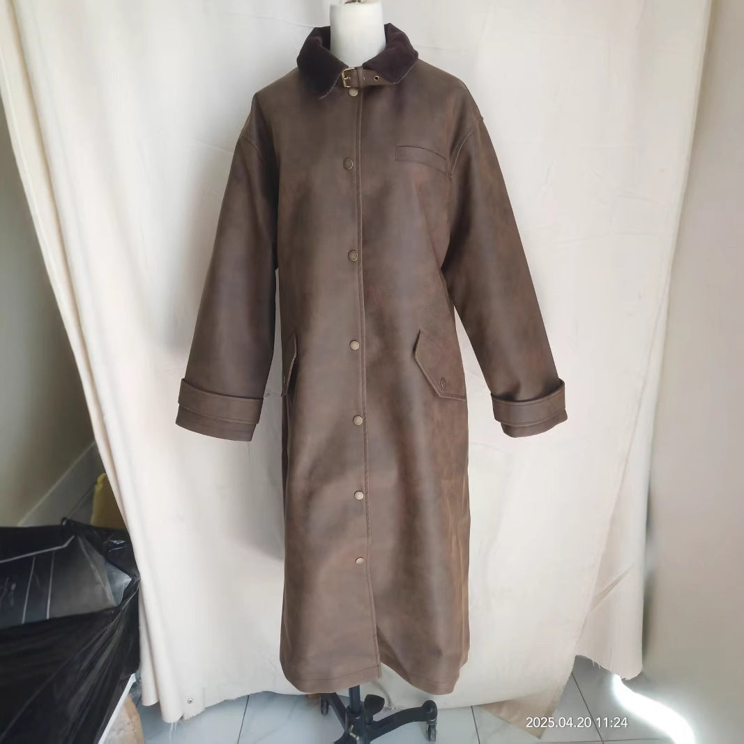 Damen extra langer Oversize Kunstledermantel mit verstellbarem Halsriemen, Druckknopffront, Pattentaschen und weiten Ärmeln – Montévia