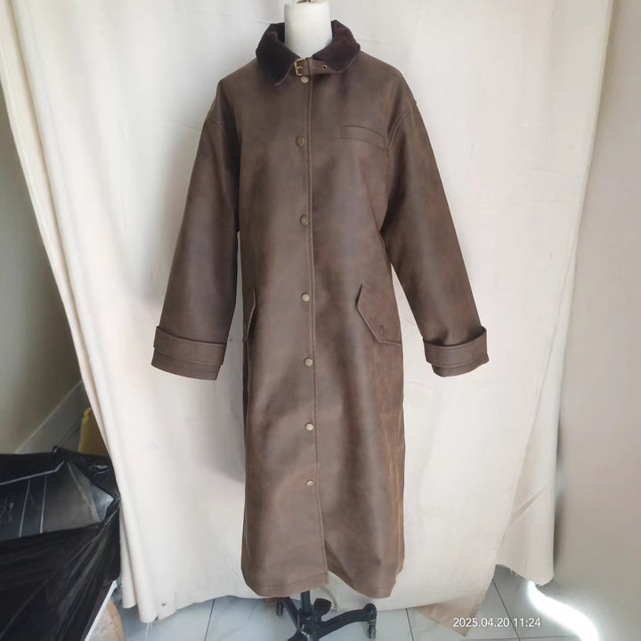 Damen extra langer Oversize Kunstledermantel mit verstellbarem Halsriemen, Druckknopffront, Pattentaschen und weiten Ärmeln – Montévia