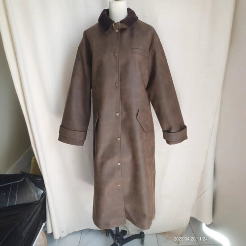 Damen extra langer Oversize Kunstledermantel mit verstellbarem Halsriemen, Druckknopffront, Pattentaschen und weiten Ärmeln – Montévia