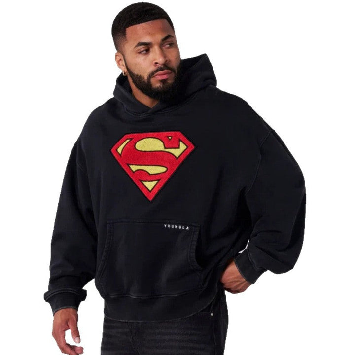 Herren nan weit geschnittener Kapuzenpullover mit markantem Comic‑S‑Logo Kängurutasche und gewaschener Look Echoarchiv