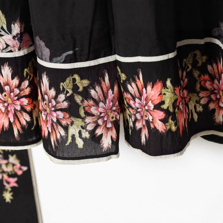 Damen Boho-Stufenkleid mit Stehkragen, Taillengürtel und Ballonärmeln Echoarchiv