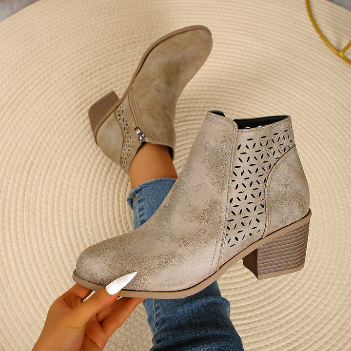 Damen nan knöchelhohe Stiefelette mit Laser-Cut-Perforation, seitlichem Reißverschluss und mittelhohem Blockabsatz Echo Archiv
