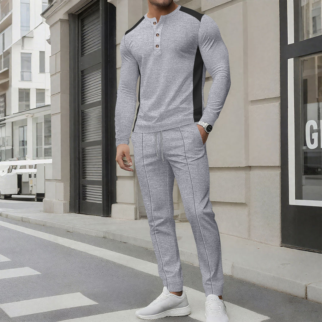 Herren modisches Freizeit-Set mit strukturiertem Langarmshirt und passenden Jogginghosen Echoarchiv