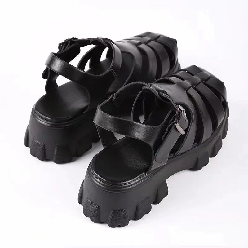 Damen  robuste Plateau-Sandalen mit mehreren Zier- und Komfortriemen, verstellbarer Metall-Schnalle und profiliertem Traktorabsatz Echo Archiv