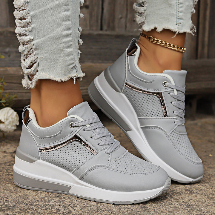 Damen Keilabsatz-Sneaker mit perforierten Einsätzen und Metallic-Details Echo Archiv