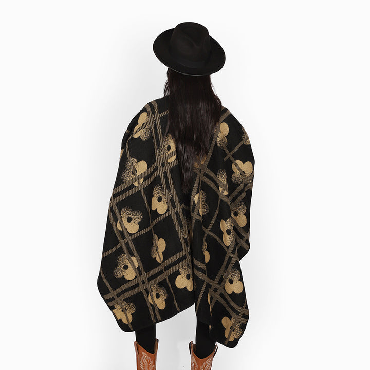 Damen Grobgewebter Deckenponcho im Ruana‑Schnitt mit floraler Karo‑Jacquard – Avérine