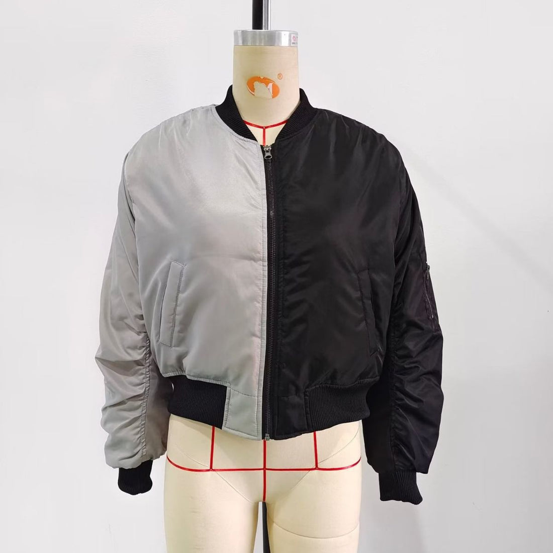 Damen zweifarbige Bomberjacke mit Wendeoptik, Reißverschluss, Ärmeltasche und geripptem Saum – Avenza