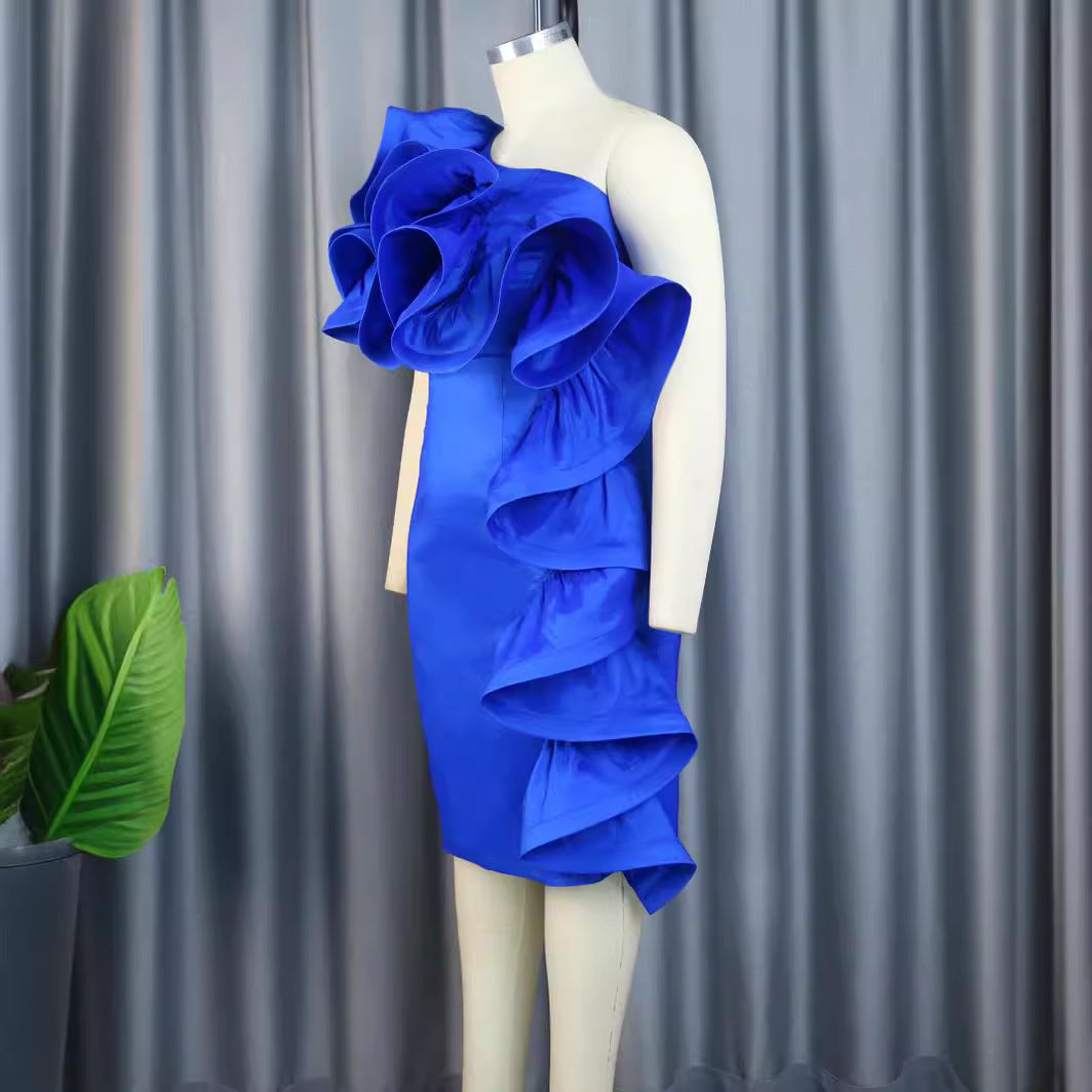 Damen elegantes Kleid mit dramatischen Rüschendetails Echo Archiv