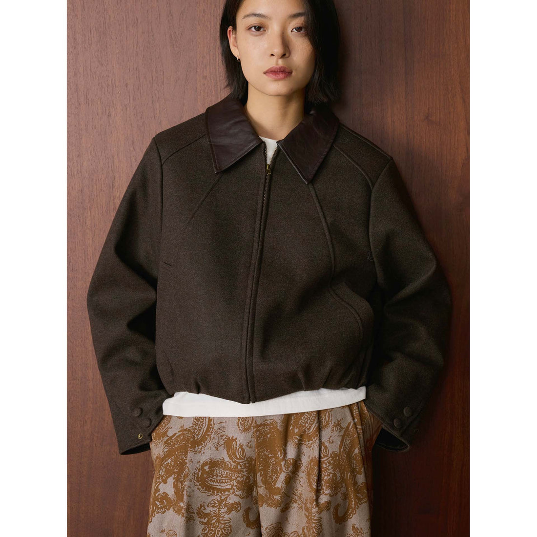 Damen Kurze Boxy‑Wolljacke mit kontrastierendem Lederkragen Echoarchiv