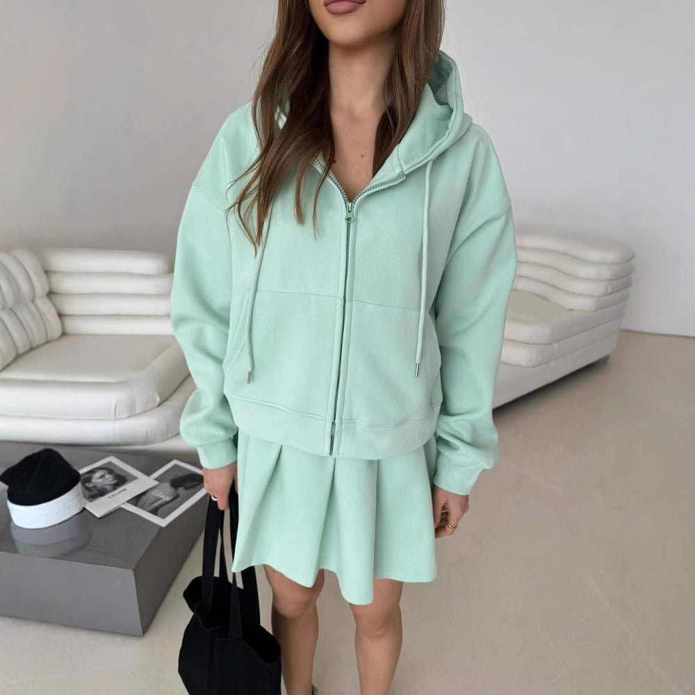 Damen Kurzzip-Kapuzenjacke mit plissiertem Minirock-Lounge-Set – Élanora