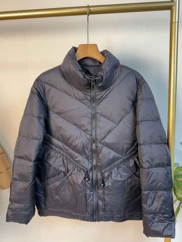 Damen Steppparka mit Stehkragen, tailliertem Rüschendetail und wärmender Thermofüllung Echoarchiv