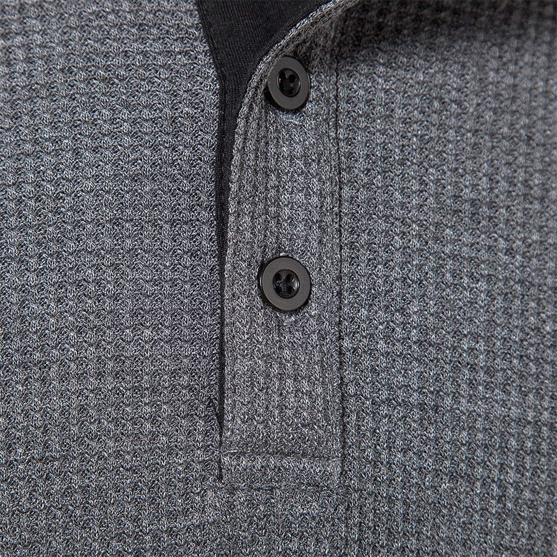 Herren modisches Langarm-Henley-Shirt mit strukturiertem Stoff und eleganten Knopfdetails Echoarchiv
