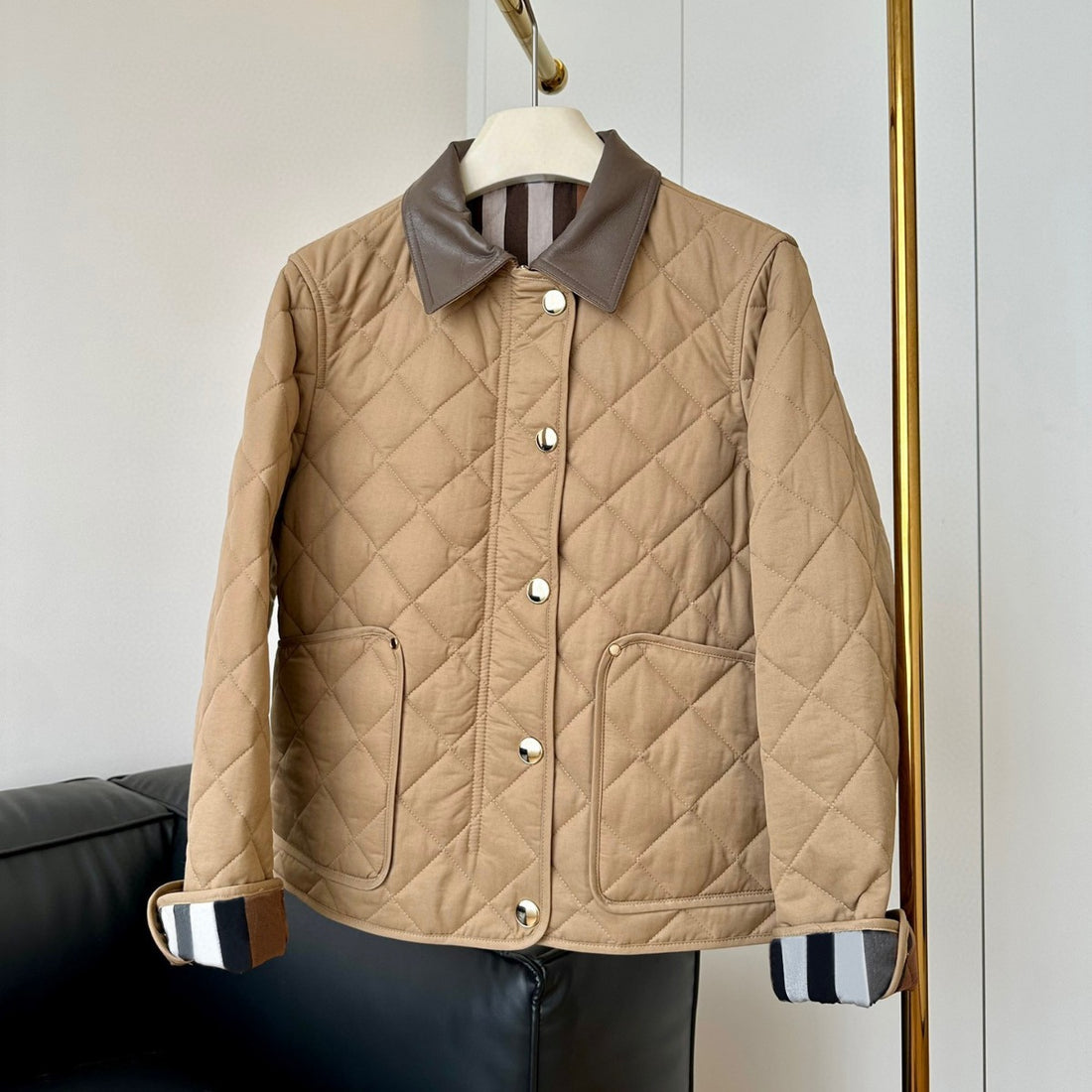 Damen Modische Steppjacke mit eleganter Lederkragen Echoarchiv