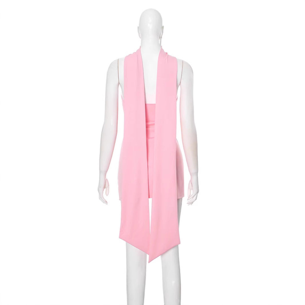 Damen Minikleid mit figurformendem Schnitt und schickem Halsschmuck Echo Archiv