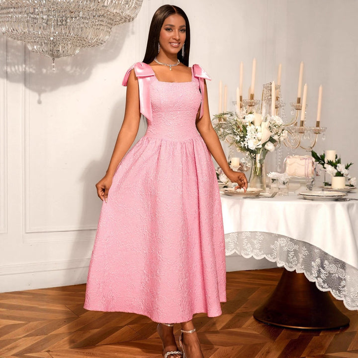 Damen Elegantes Abendkleid mit schimmernden Details und verspielten Rüschenschultern Echo Archiv