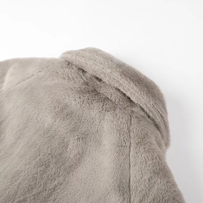 Damen Kurz geschnittene Teddy‑Fleecejacke mit Hemdkragen, verdeckter Knopfleiste und Eingrifftaschen Echo Archiv