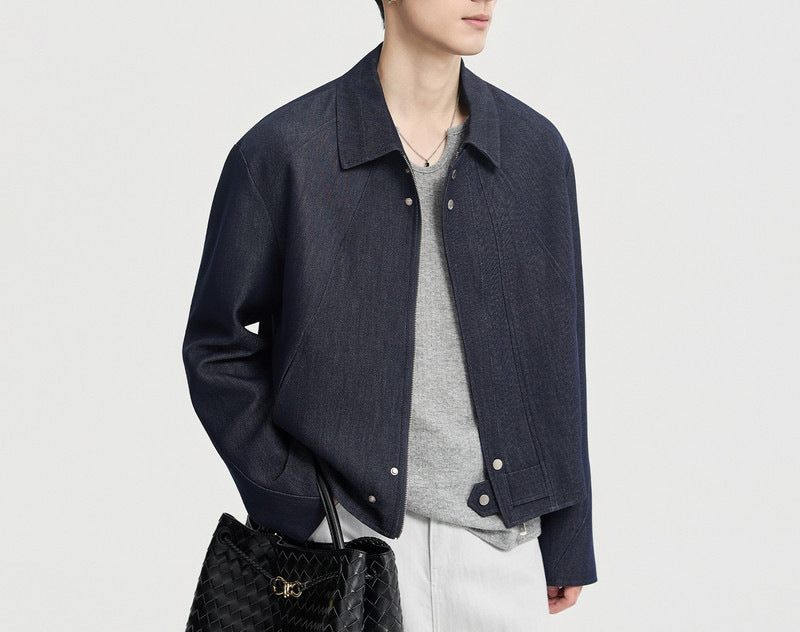 Herren Boxy-Jeansjacke im Minimalstil mit Hemdkragen und verdeckter Druckknopfblende Echoarchiv