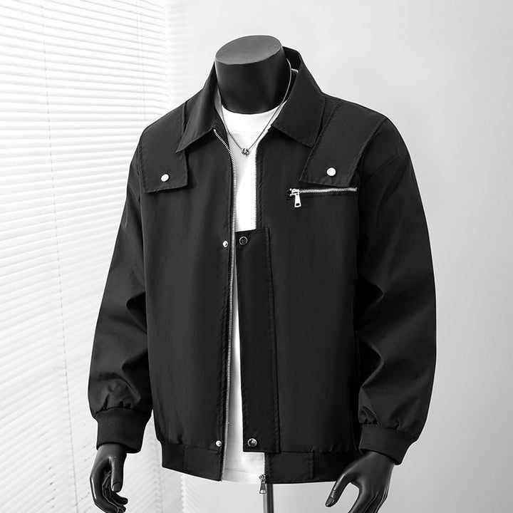 Herren Leicht wattierte Bomber-Coachjacke mit verdeckter Druckknopfleiste, Zipper-Brusttasche & gerippten Bündchen Echoarchiv